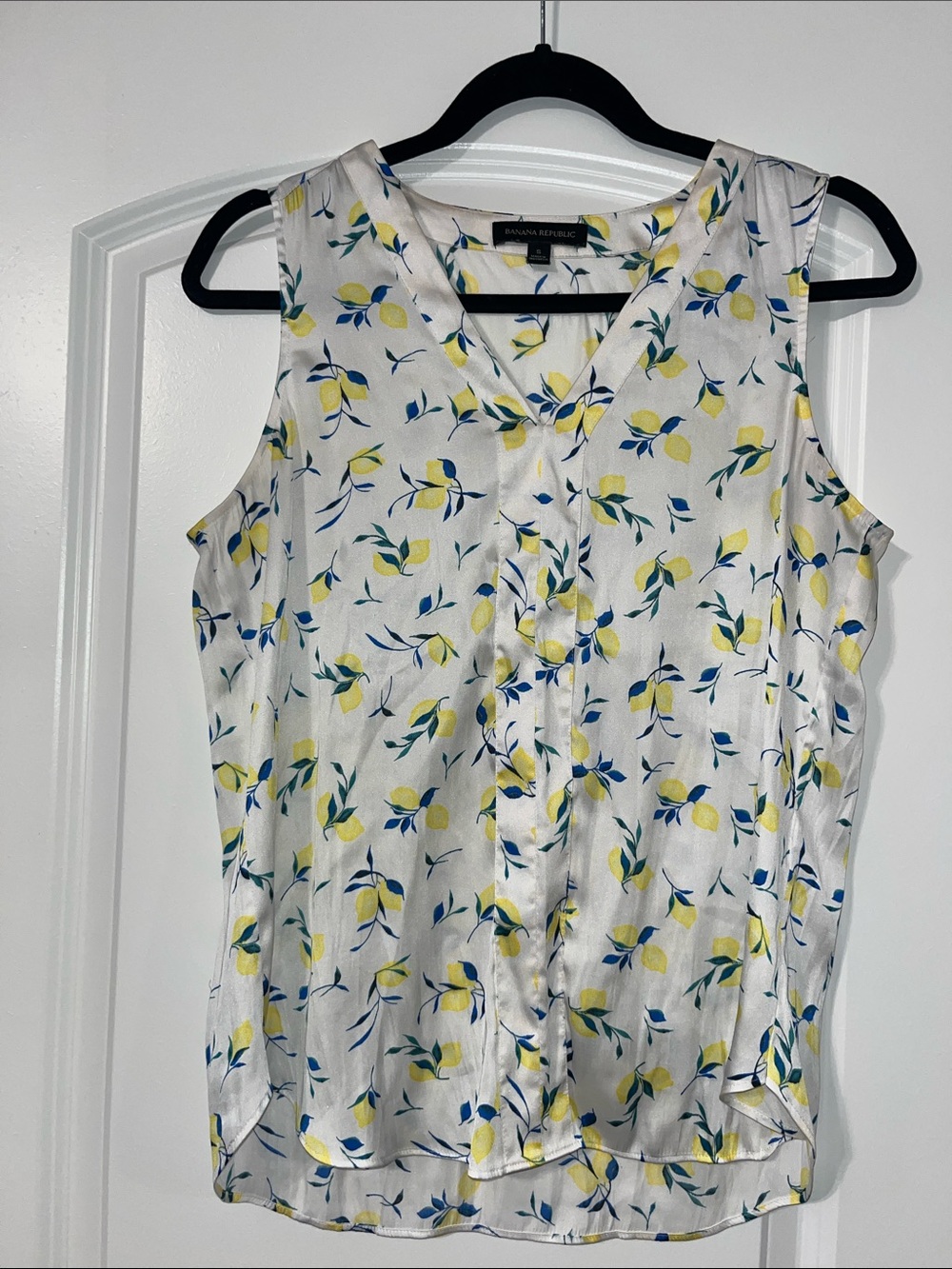 Banana Republic White Sleeveless V-Neck Top/Blouse with Yellow& Blue Lemon Print